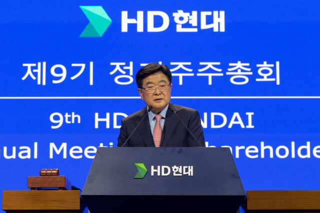 HD현대는 정기선 회장 등이 참석한 가운데 31일 경기도 판교 HD현대 글로벌R&D센터에서 ‘제9기 정기 주주총회’를 개최했다. 주주총회 의장인 권오갑 명예회장이 인사말을 하고 있다. /HD현대