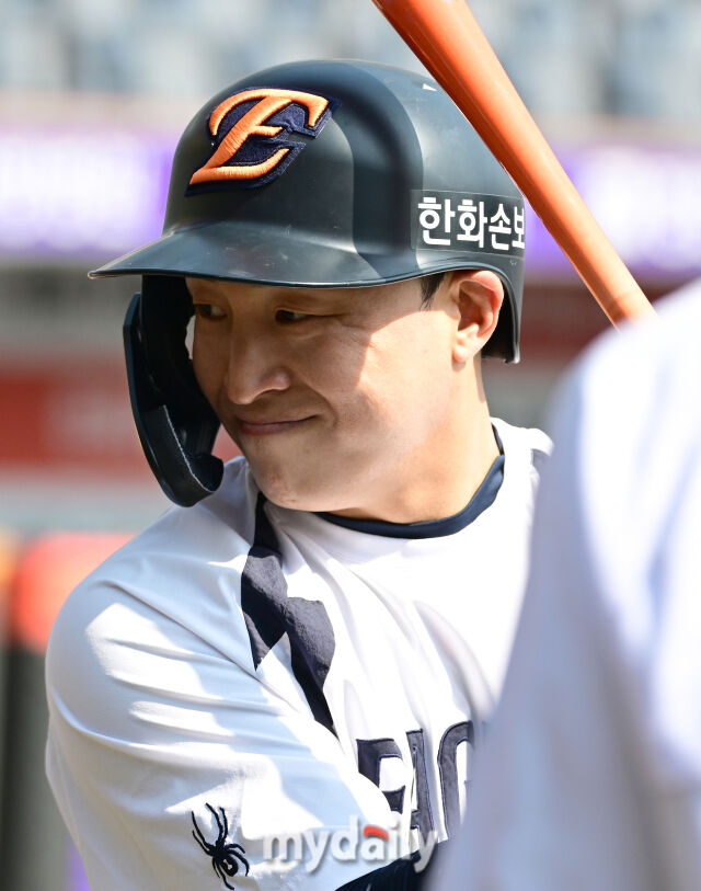 한화 손아섭이 개막전이 시작되기 전 훈련하고 있다 / 대전 = 유진형 기자 zolong@mydaily.co.kr
