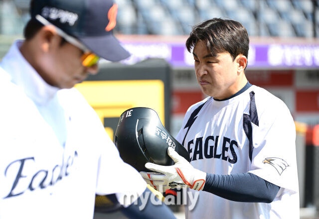 한화 손아섭이 개막전이 시작되기 전 훈련을 준비하고 있다 / 대전 = 유진형 기자 zolong@mydaily.co.kr