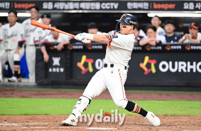 지난 시즌 한화 손아섭이 안타를 치고 있다 / 대전 = 유진형 기자 zolong@mydaily.co.kr