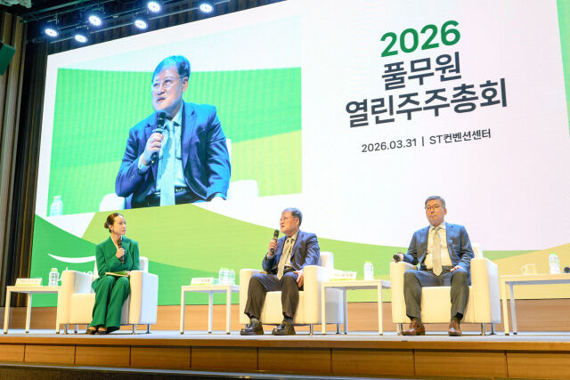 31일 서울 강남구 과학기술컨벤션 센터에서 개최된 ‘2026 풀무원 열린 주주총회’ 2부 열린 토론회에서 이효율 풀무원 이사회 의장(가운데)과 이우봉 총괄CEO(오른쪽)가 주주들의 질문에 답변하고 있다. /풀무원