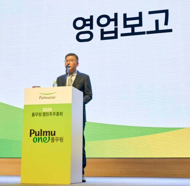 이우봉 총괄CEO가 31일 주총에서 지난해 전사 사업 성과에 대해 설명하고 있다. /풀무원