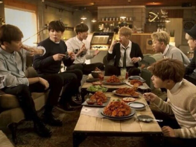 김선태가 BBQ 대표를 만나 충주 지역 학생들을 위해 치킨을 기부해 달라고 말했다. / BBQ 광고