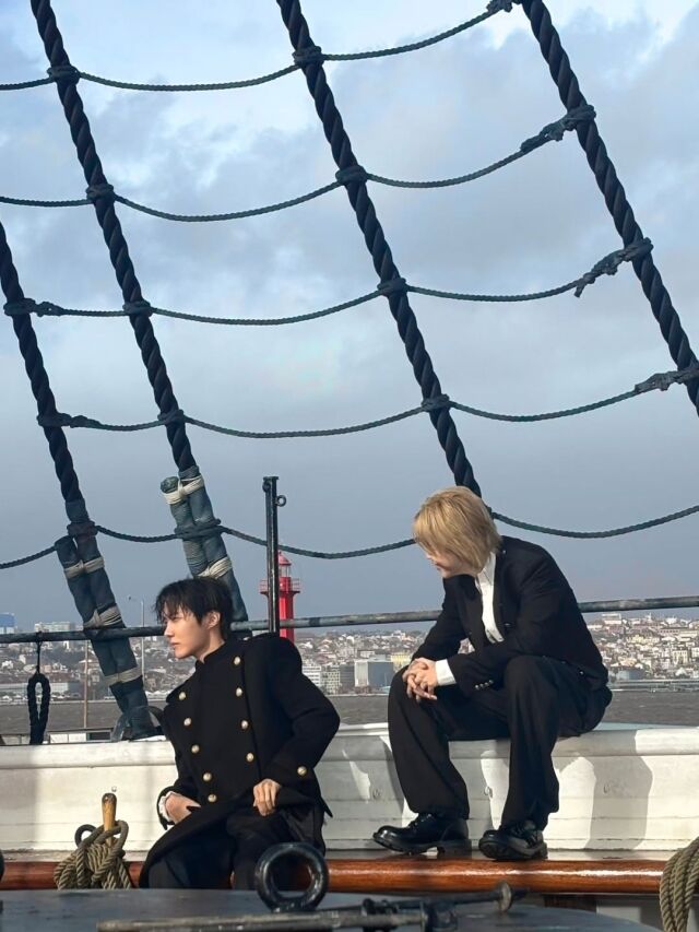 지민이 몽환적인 분위기의 비주얼로 팬들의 시선을 사로잡았다. / 지민 SNS