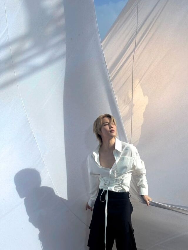 지민이 몽환적인 분위기의 비주얼로 팬들의 시선을 사로잡았다. / 지민 SNS