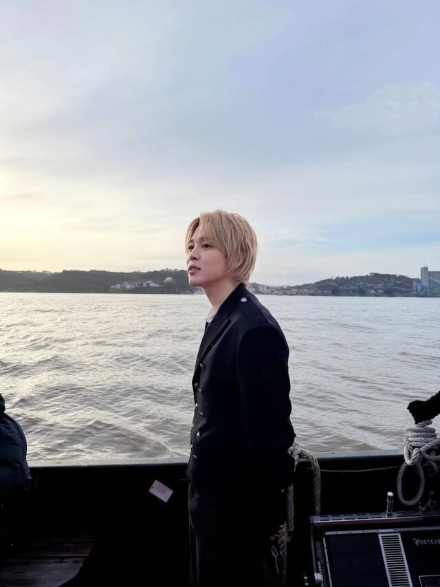 지민이 몽환적인 분위기의 비주얼로 팬들의 시선을 사로잡았다. / 지민 SNS