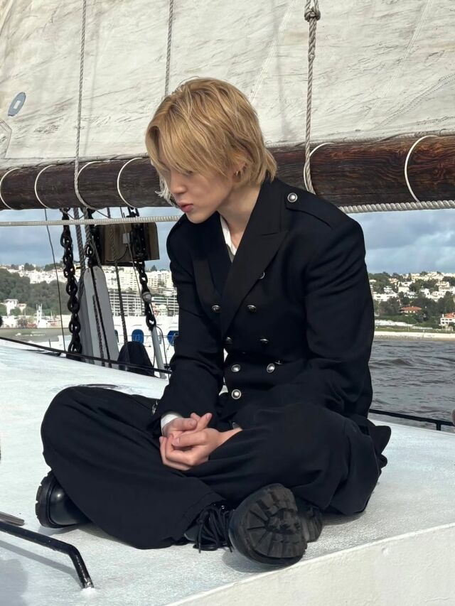 지민이 몽환적인 분위기의 비주얼로 팬들의 시선을 사로잡았다. / 지민 SNS