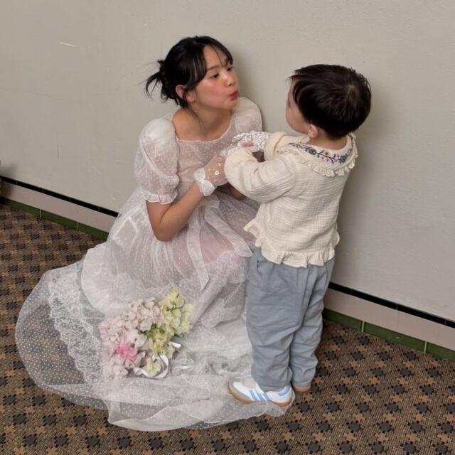 윤승아가 남편 김무열, 아들과 함께한 가족사진 촬영 현장을 공개했다. / 윤승아 SNS