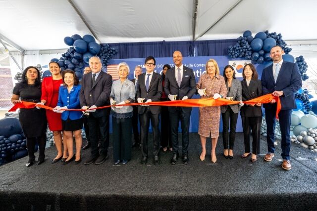 3월 31일(현지시간) 미국 메릴랜드주 록빌 바이오의약품 생산시설에서 열린 인수 완료식에서 참석자들이 기념 촬영을 하고 있다. 사진 왼쪽 앞줄 다섯번째부터 강경화 주미한국대사, 존 림 삼성바이오로직스 대표, 웨스 무어 메릴랜드 주지사, 에이프릴 델라니 미국 연방하원의원. /삼성바이오로직스