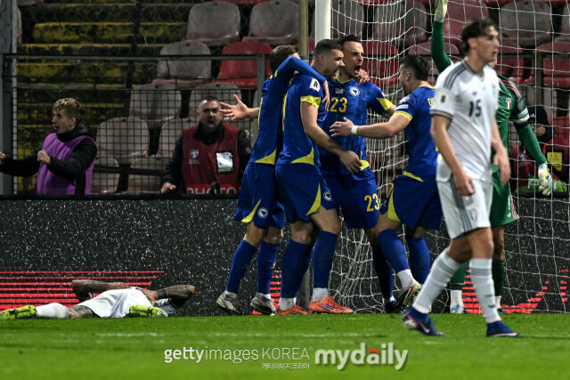 보스니아-헤르체고비나 선수들(파란색 유니폼)이 득점 후 기뻐하고 있다. /게티이미지코리아