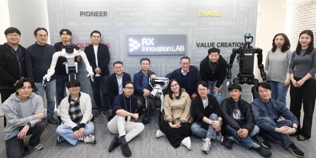 LG CNS RX 이노베이션 랩 출범식에서 임직원들이 기념사진을 촬영하고 있다. /LG CNS