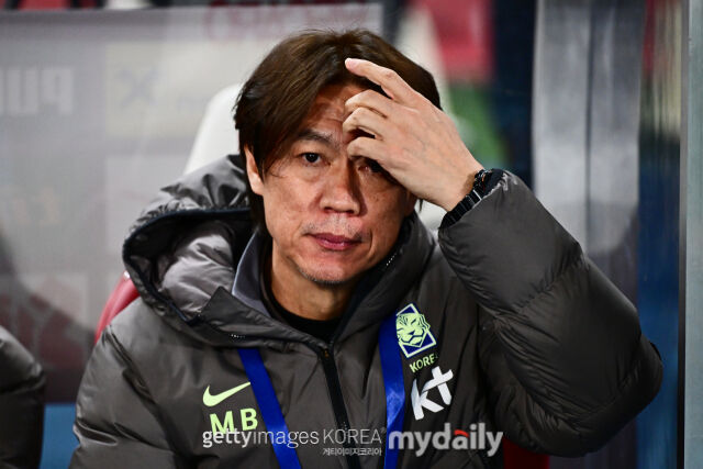 홍명보 감독이 1일 오스트리아와 경기를 바라보고 있다. /게티이미지코리아