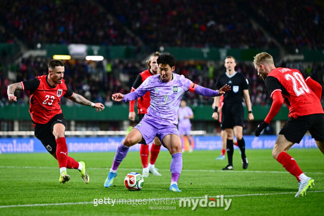 손흥민(가운데)이 오스트리아 수비의 집중 견제를 받고 있다. /게티이미지코리아