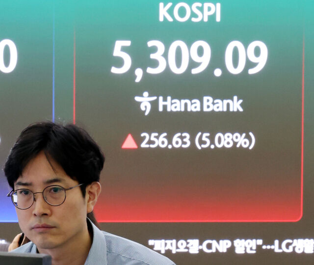 코스피 지수가 급등하며 매수 사이드카(프로그램 매도호가 일시 효력 정지)가 발동된 가운데 1일 오전 서울 중구 하나은행 딜링룸에서 딜러들이 업무를 하고 있다. 코스피 사이드카는 코스피200 선물가격이 기준가격 대비 5% 이상 상승한 상태가 1분 이상 지속되는 경우 발동된다. 코스피는 전 거래일(5052.46)보다 277.58포인트(5.49%) 상승한 5330.04에 개장했다./뉴시스