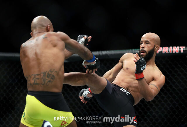 킥 공격을 시도하는 존슨(오른쪽). /게티이미지코리아