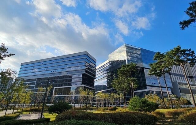 티웨이항공은 이달 말 서울 마곡 ‘르웨스트 시티타워’ C동(왼쪽)으로 본사를 이전하고 대명소노그룹 계열사들과 ‘마곡 통합 사옥 시대’를 연다. 신사옥은 지하 7층~지상 13층 규모다. /부동산플래닛