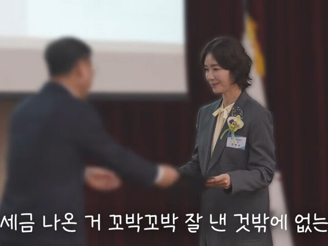 오연수가 모범 납세자 수상을 위해 단상에 올랐다. / 유튜브 '오연수'