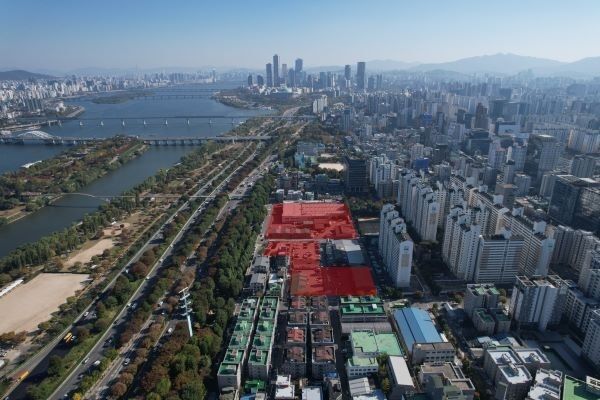 롯데물산이 매입한 서울 양평동 롯데칠성음료 부지 항공 사진(빨간색). /롯데물산