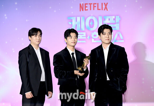 2026년 4월 1일 오후 서울 CGV 용산에서 넷플릭스 영화 ‘케이팝 데몬 헌터스’ 아카데미 수상 기념 기자간담회가 열렸다. 케이팝 데몬 헌터스는 지난달 16일(한국시간) 미국 로스앤젤레스에서 열린 '제98회 아카데미 시상식'에서 장편 애니메이션상을 수상했다. 공동 작곡가이자 더블랙레이블 프로듀서 IDO(이유한, 곽중규, 남희동)가 인사하고 있다. / 유진형 기자 zolong@mydaily.co.kr