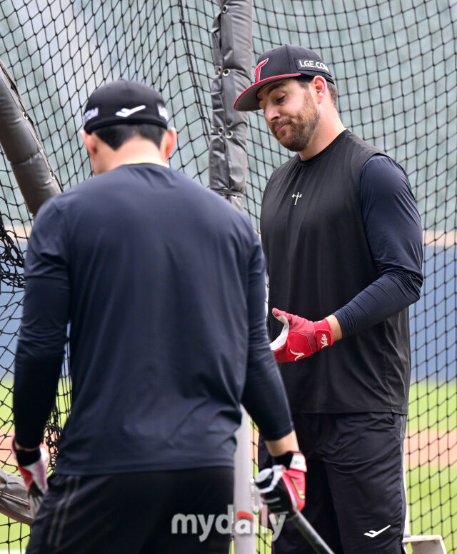 LG 오스틴이 타격 훈련을 마치고 아쉬워하고 있다 / 잠실 = 유진형 기자 zolong@mydaily.co.kr