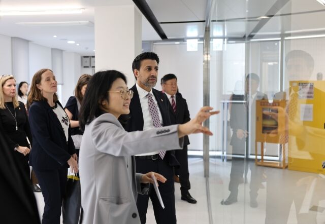 마닌더 시두 캐나다 국제통상부 장관이 SDL(Self-Driving Lab)시스템을 참관하고 있다. /한국제약바이오협회