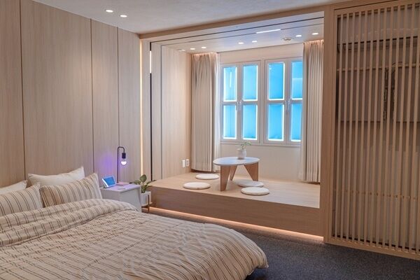 아카라라이프 쇼룸에 구현된 침실 스마트홈 인테리어. / 아카라라이프