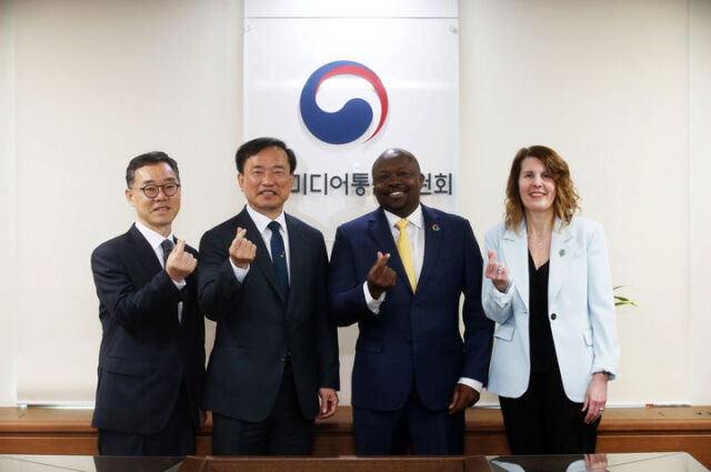 김종철(왼쪽 두번째) 방송미디어통신위원회 위원장이 1일 경기 과천시 정부과천청사에서 윌슨 화이트(오른쪽 두번째) 구글 글로벌 공공정책 총괄 부사장, 카라 베일리 안드로이드 생태계 전략 담당 부사장과 면담 후 기념촬영 하고 있다. 이날 구글 본사 임원진은 한국 정부에 앱 마켓 '구글플레이'의 결제 수수료율 인하 방침과 관련해 한국 정부에 취지와 주요 내용에 대해 설명했다. /방송미디어통신위원회