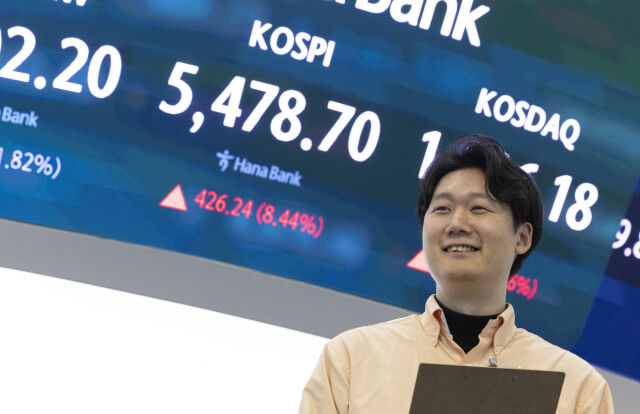 코스피는 전 거래일(5052.46)보다 426.24포인트(8.44%) 오른 5478.70에 마감한 1일 서울 중구 하나은행 본점 모니터에 지수가 나오고 있다. 코스닥 지수는 전 거래일(1052.39)보다 63.79포인트(6.06%) 상승한 1116.18에 거래를 마쳤다. 외환시장에서 원·달러 환율은 전 거래일(1530.1원)보다 28.8원 내린 1501.3원에 주간 거래를 마감했다./뉴시스