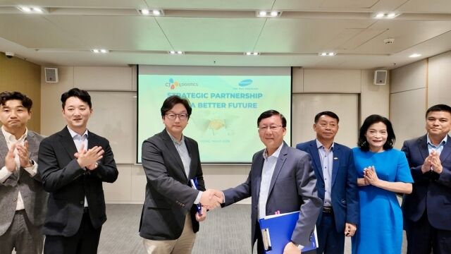 베트남 호치민시 소재 CJ빌딩에서 이종훈 CJ대한통운 경영지원실장(왼쪽에서 세 번째), 응우엔 탄 빈 제마뎁 CEO(왼쪽에서 네 번째) 등 양사 관계자들이 제마뎁 물류-해운 지분거래 계약 체결식에서 기념사진을 찍고 있다. /CJ대한통운