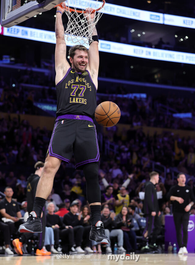 돈치치가 1일 클리블랜드와 경기에서 덩크를 터뜨리고 있다. /게티이미지코리아