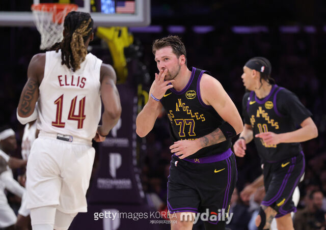 득점 후 세리머니하는 돈치치(가운데). /게티이미지코리아