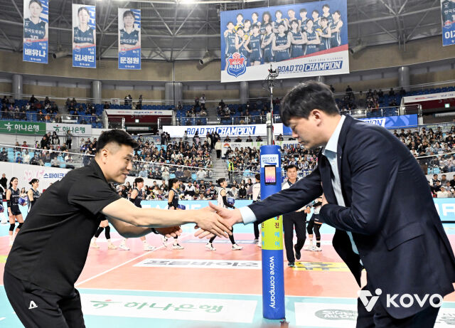 한국도로공사 김영래 감독대행과 GS칼텍스 이영택 감독./KOVO