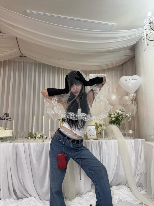 지민이 만우절을 맞아 깜짝 '결혼 발표'로 팬들을 놀라게 했다. / 지민 SNS