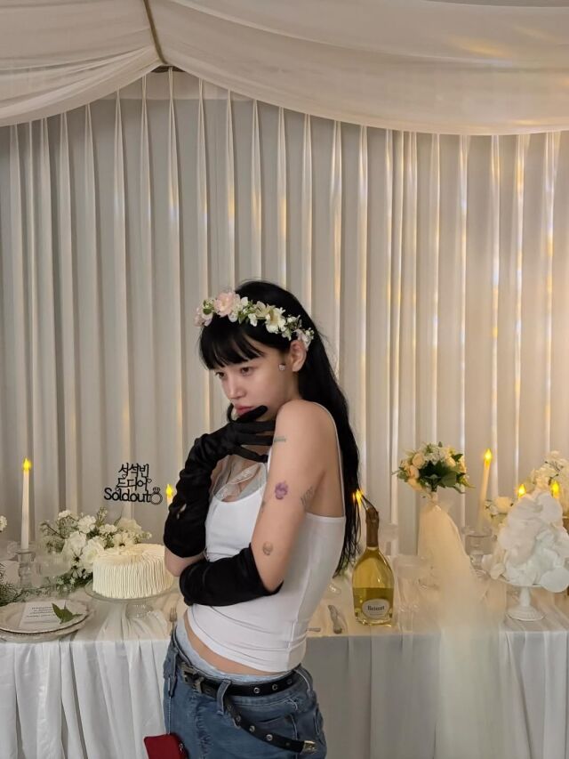 지민이 만우절을 맞아 깜짝 '결혼 발표'로 팬들을 놀라게 했다. / 지민 SNS