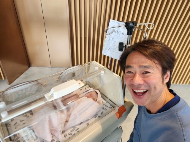 김홍표가 늦깎이 아빠가 된 기쁜 소식을 전했다. / 김홍표 SNS