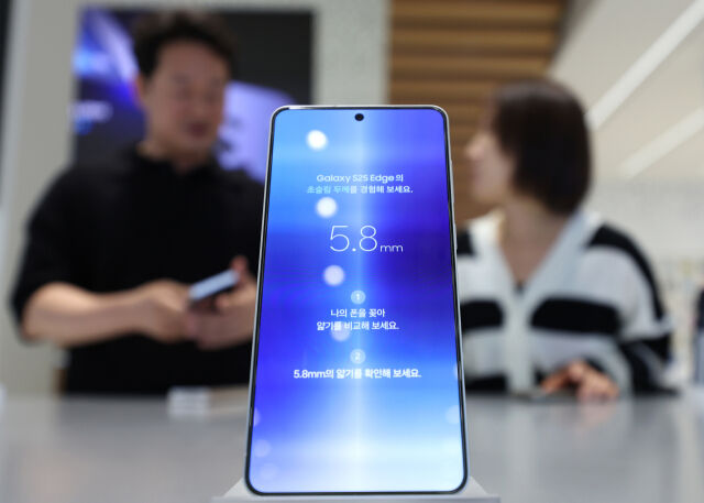 삼성전자가 초슬림 스마트폰 갤럭시 S25 엣지를 국내에 출시한 23일 서울 마포구 삼성스토어 홍대에서 시민들이 갤럭시 S25 엣지를 살펴보고 있다. 갤럭시 S25 엣지는 역대 갤럭시 S시리즈 중 가장 얇은 디자인에도 견고한 내구성을 갖춘 게 특징이다. 5.8㎜ 두께와 163g 무게로 초슬림·초경량 디자인을 구현했다. /뉴시스