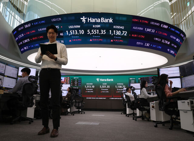 코스피가 전 거래일(5478.70)보다 72.99포인트(1.33%) 상승한 5551.69에 개장한 2일 오전 서울 중구 하나은행 딜링룸 전광판에 지수가 표시되고 있다. 코스닥 지수는 전 거래일(1116.18)보다 13.98포인트(1.25%) 오른 1130.16, 서울 외환시장에서 원·달러 환율은 전 거래일 주간거래 종가(1501.3원)보다 10.9원 오른 1512.2원에 출발했다./뉴시스