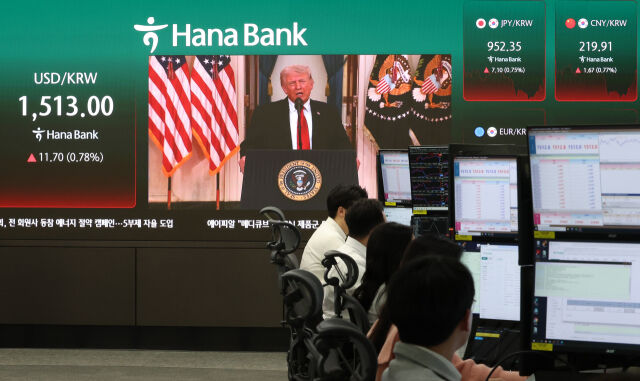 2일 오전 서울 중구 하나은행 딜링룸에 도널드 트럼프 미국 대통령의 대국민 연설 중계방송이 나오고 있다. 이날 코스피는 전 거래일(5478.70)보다 72.99포인트(1.33%) 상승한 5551.69, 코스닥 지수는 전 거래일(1116.18)보다 13.98포인트(1.25%) 오른 1130.16, 서울 외환시장에서 원·달러 환율은 전 거래일 주간거래 종가(1501.3원)보다 10.9원 오른 1512.2원에 출발했다./뉴시스