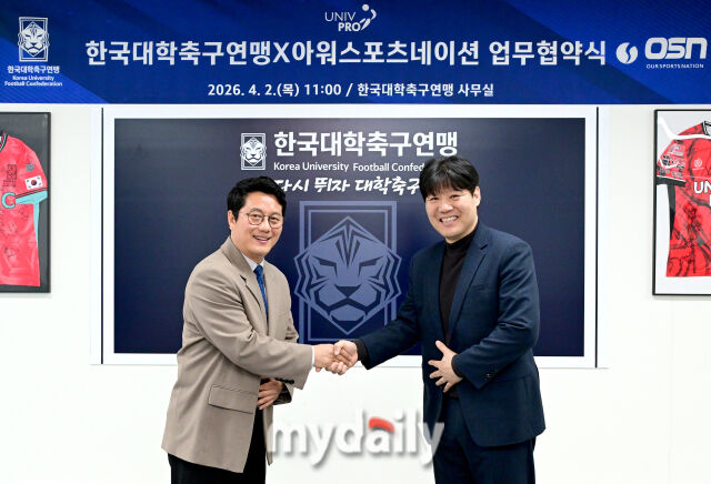 2026년 4월 2일 오전 서울 가산동 한국대학축연맹에서 '한국대학축구연맹X아워스포츠네이션' 업무협약식(MOU)이 열렸다.<br><br>양 기관은 이번 협약을 통해 선수, 팀, 대회, 행정 및 미디어 전반을 아우르는 통합 플랫폼을 구축하고, 데이터 기반 관리 체계를 확립해 대학축구의 경쟁력을 한 단계 끌어올릴 계획이다.<br><br>한국대학축구연맹 박한동 회장(왼쪽부터)과 아워스포츠네이션 김대수 대표가 엽무협약실을 맺고 있다./한국대학축구연맹(가산동)=유진형 기자