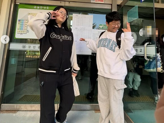 한창의 아들 딸이 한자급수 시험을 보고 나와서 뿌듯한 듯 인증샷을 찍었다. / 한창 소셜미디어