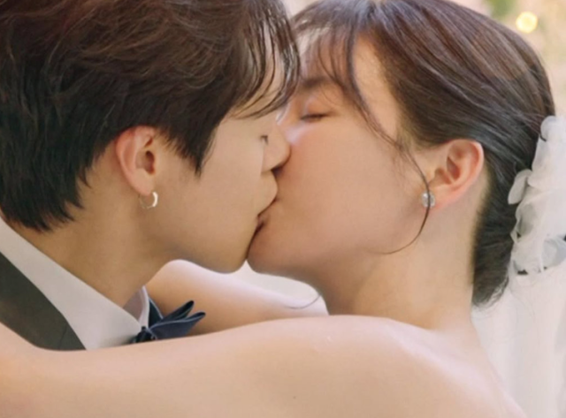 황우슬혜는 지난 1일 자신의 SNS에 “4월 2일 레진스낵에서 뵐게요”라는 문구와 함께 사진 한 장을 /황우슬혜 소셜미디어