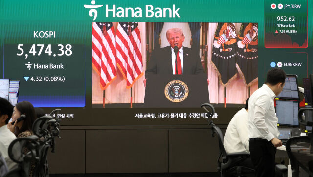 도널드 트럼프 미국 대통령이 전쟁 관련 연설을 마친 뒤 국내 증시가 급락하면서 매도 사이드카가 발동됐다./뉴시스