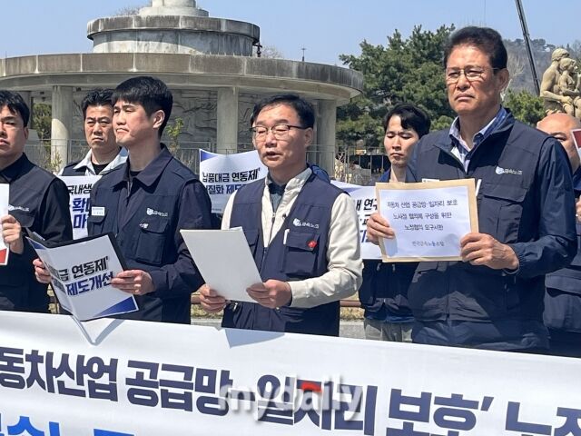 2일 서울 종로구 청와대 사랑채 앞에서 열린 ‘자동차산업 공급망-일자리 보호 노정 및 노사정 협의체 요구’ 기자회견에 참석한 이종철 금속노조 현대자동차지부 지부장(가운데)이 발언하고 있다. /심지원 기자