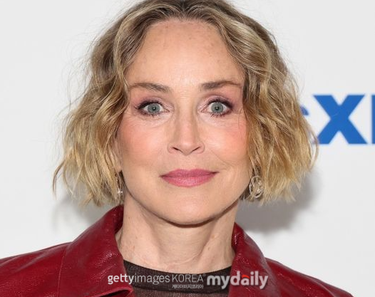 지난 1일(현지시간) 영국 데일리 메일의 보도에 따르면, 샤론 스톤은 최근 뉴욕 시리우스XM 스튜디오에서 열린 행사에 참석해 레드카펫을 밟았다. /게티이미지코리아, 마이데일리