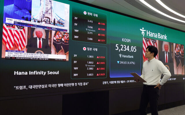 미국 도널드 트럼프 대통령의 강경 발언으로 미국과 이란 간 종전 기대감이 꺾이며 코스피와 코스닥이 하락 마감한 2일 서울 중구 하나은행 딜링룸에서 딜러들이 업무를 보고 있다. 코스피는 전 거래일(5478.70)보다 244.65포인트(4.47%) 내린 5234.05에, 코스닥 지수는 전 거래일(1116.18)보다 59.84포인트(5.36%) 하락한 1056.34에 거래를 마쳤다. 서울 외환시장에서 원·달러 환율은 전 거래일(1501.3원)보다 18.4원 오른 1519.7원에 주간 거래를 마감했다./뉴시스