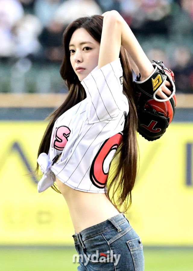 있지 유나가 시구하고 있다 / 잠실 = 유진형 기자 zolong@mydaily.co.kr