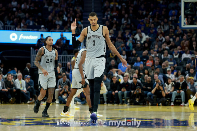 골을 넣고 세리머니 하는 웸반야마(오른쪽 1번). /게티이미지코리아