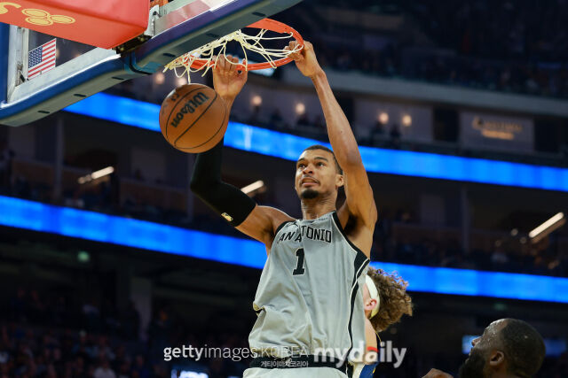 웸반야마가 2일 GSW와 경기에서 덩크를 터뜨리고 있다. /게티이미지코리아