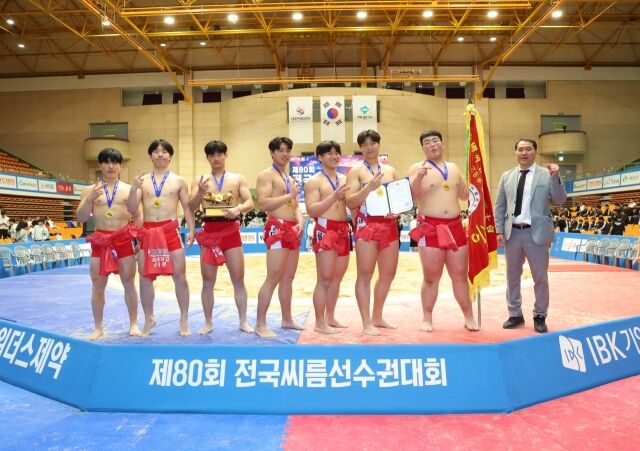 2일 충청북도 제천시 제천체육관에서 열린 ‘제80회 전국씨름선수권대회' 고등학교부 단체전 우승을 차지한 마산용마고등학교(경상남도)가 정진환 감독과 함께(오른쪽 첫번째) 기념사진을 찍고 있다./대한씨름협회