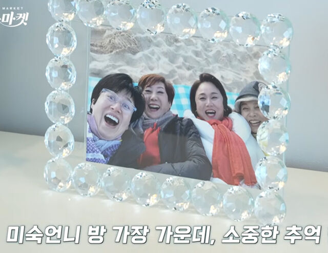 임미숙의 안방 한가운데에 박미선, 이경실, 이경애와 함께 찍은 사진이 놓여 있었다. / 유튜브 '김학래 임미숙의 웃짜 채날'